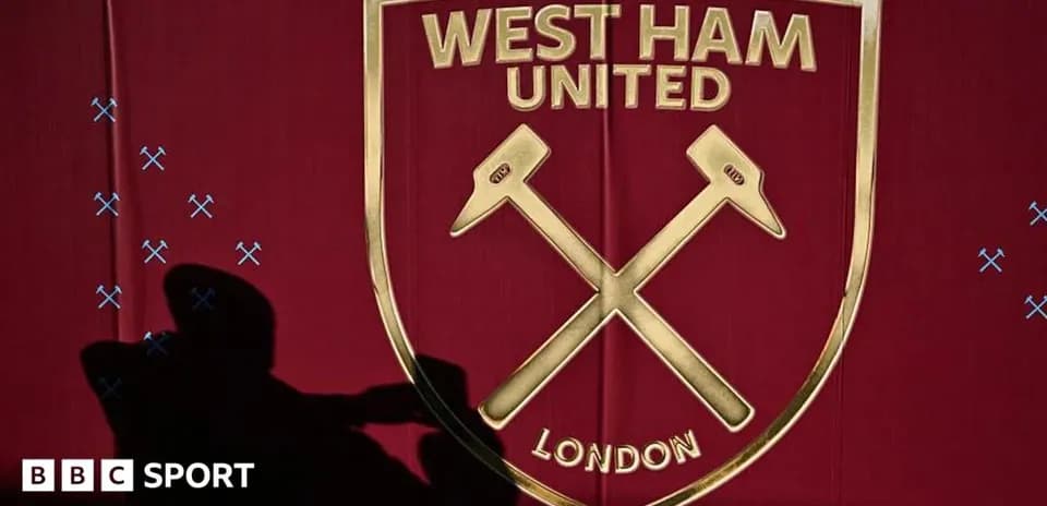 Логотип West Ham United на красном фоне