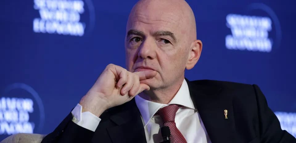 Человек с задумчивым выражением на конференции