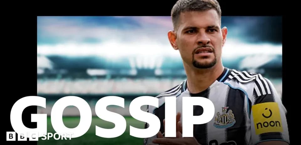 Игрок Newcastle United в форме команды на стадионе