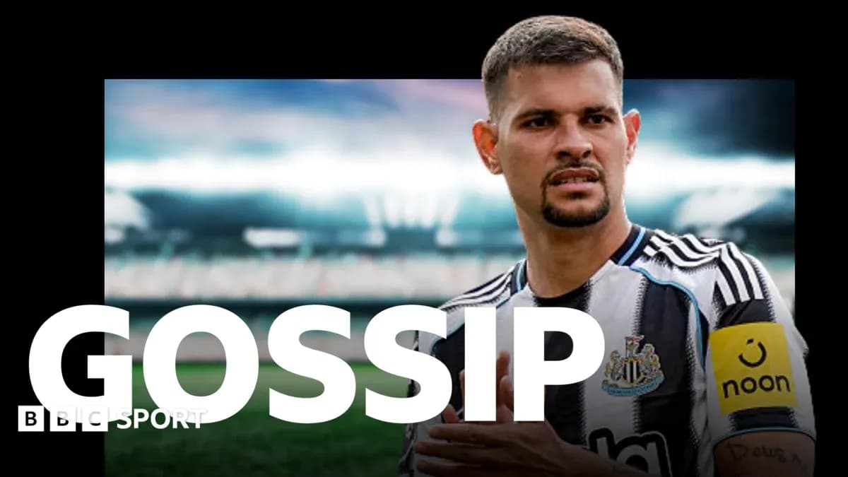 Игрок Newcastle United в форме команды на стадионе