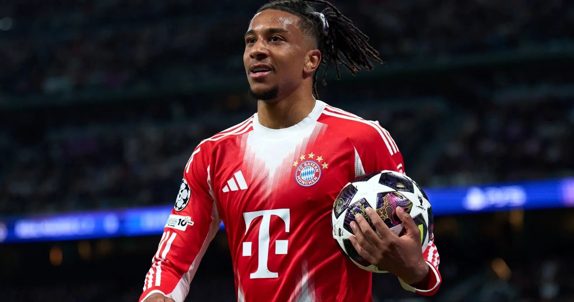 Игрок ФК Bayern München с мячом на поле