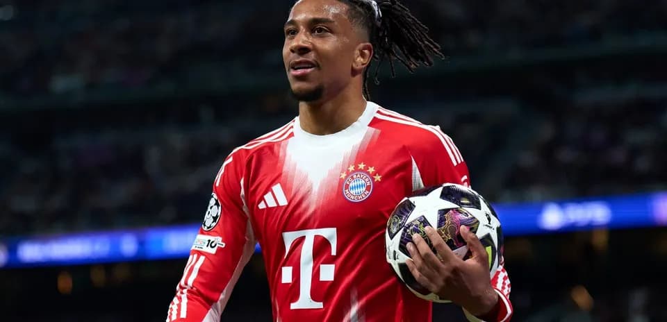 Игрок ФК Bayern München с мячом на поле
