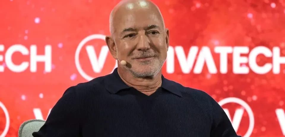 Человек на сцене с логотипом Vivatech на фоне