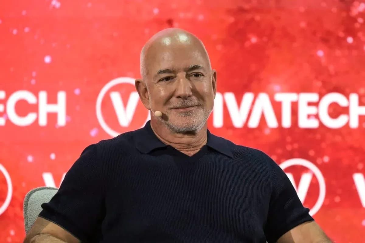 Человек на сцене с логотипом Vivatech на фоне