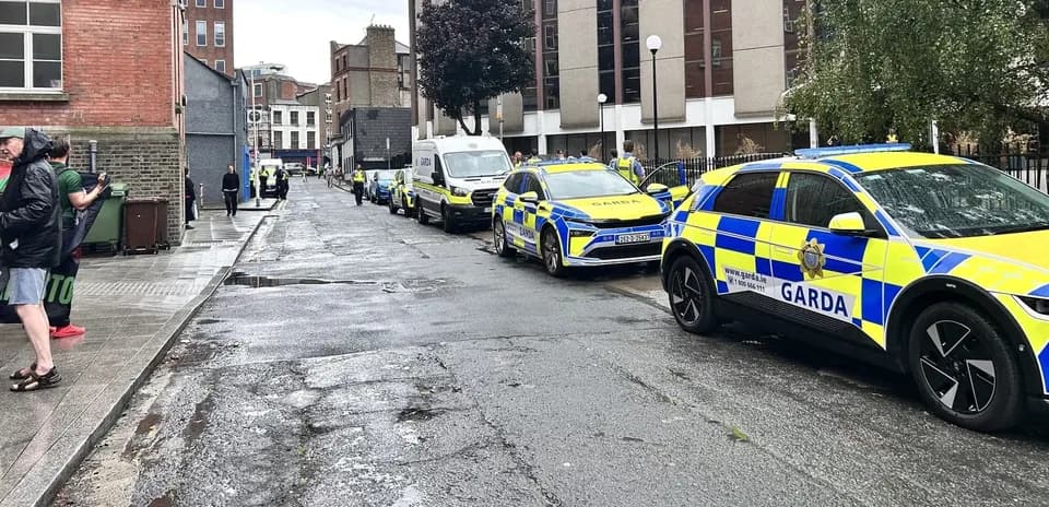 Полицейские автомобили Garda на улице после дождя