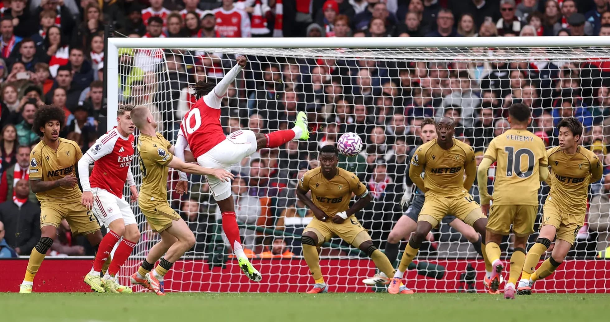 Игроки Arsenal и Crystal Palace в борьбе за мяч
