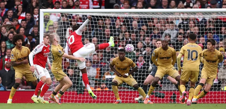 Игроки Arsenal и Crystal Palace в борьбе за мяч