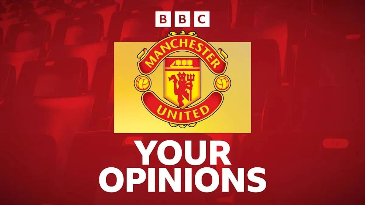 Логотип Manchester United на красном фоне