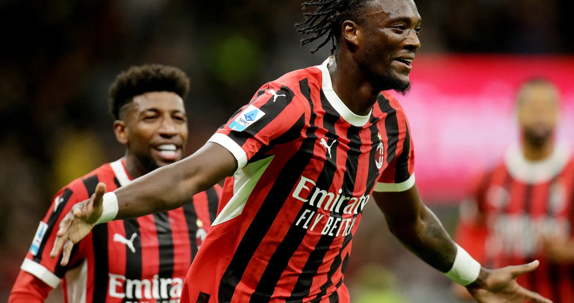 Игроки AC Milan празднуют гол на матче