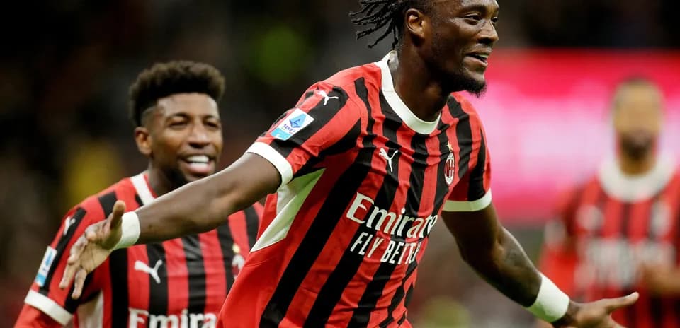 Игроки AC Milan празднуют гол на матче
