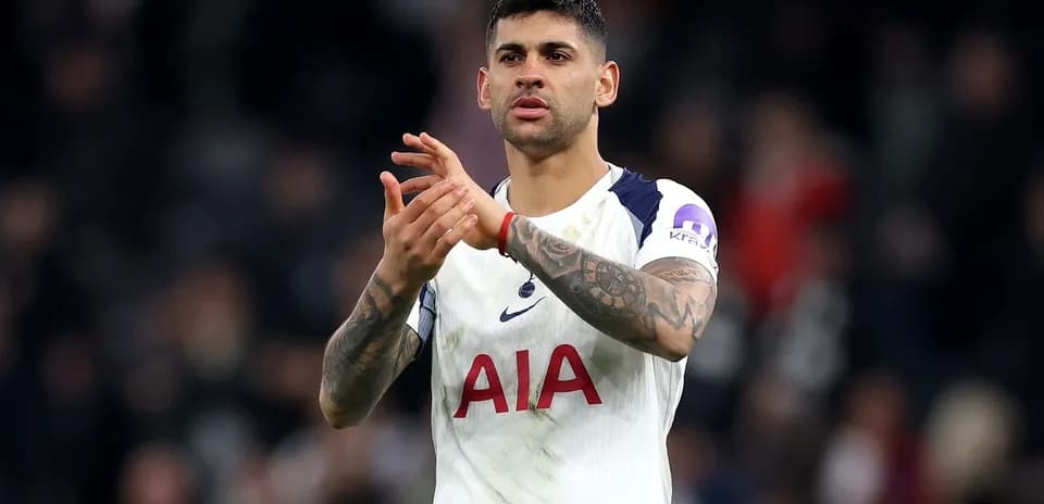 Игрок Tottenham Hotspur аплодирует после матча