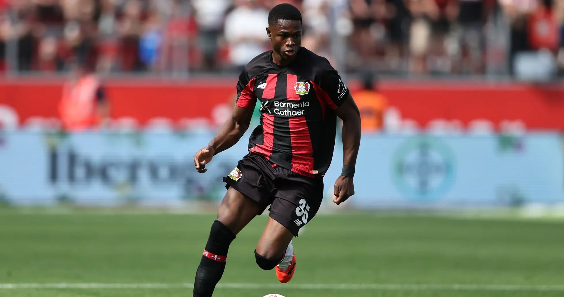 Игрок Bayer Leverkusen с мячом во время матча