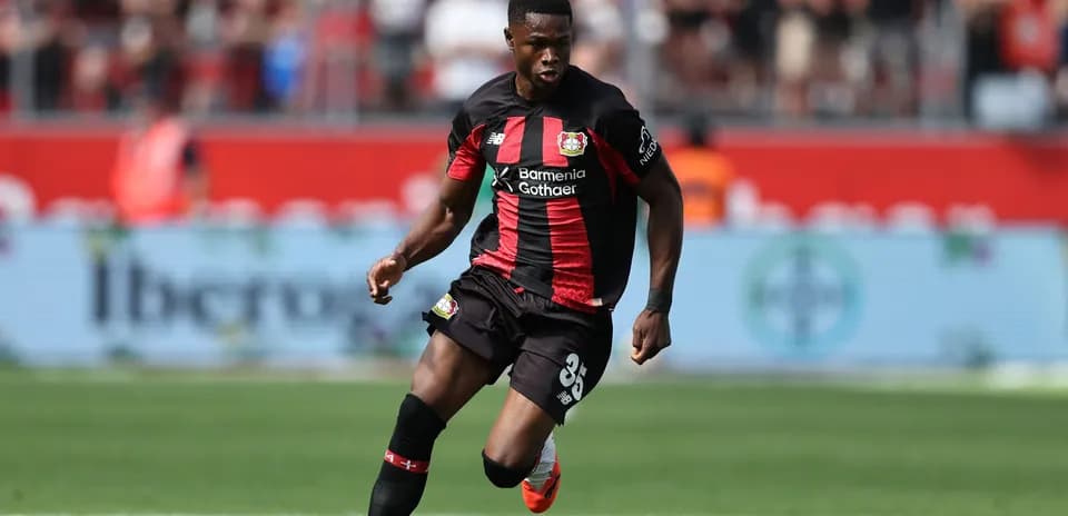 Игрок Bayer Leverkusen с мячом во время матча
