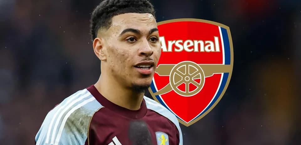 Игрок в футбольной форме Aston Villa на фоне логотипа Arsenal