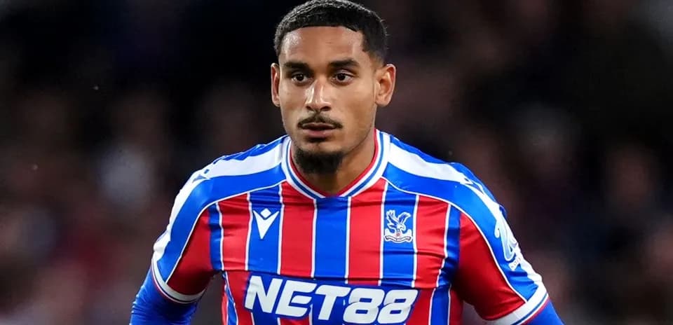 Игрок Crystal Palace в форме с красными и синими полосами