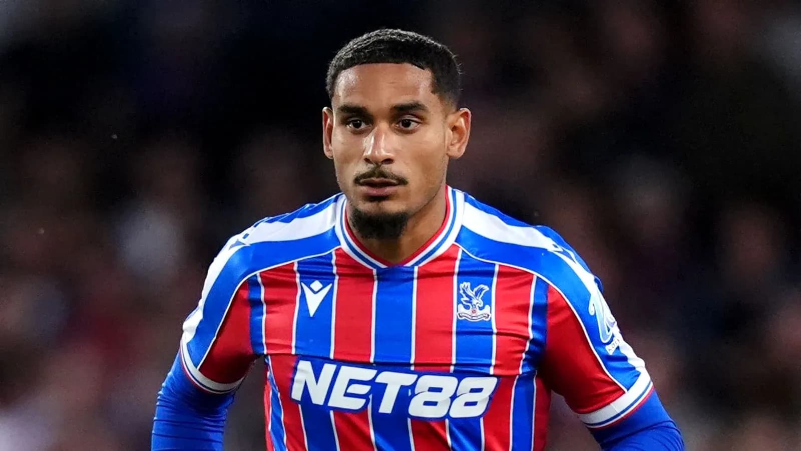 Игрок Crystal Palace в форме с красными и синими полосами