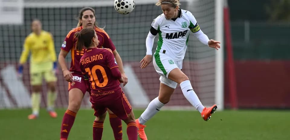 Игроки Sassuolo и Roma в борьбе за мяч