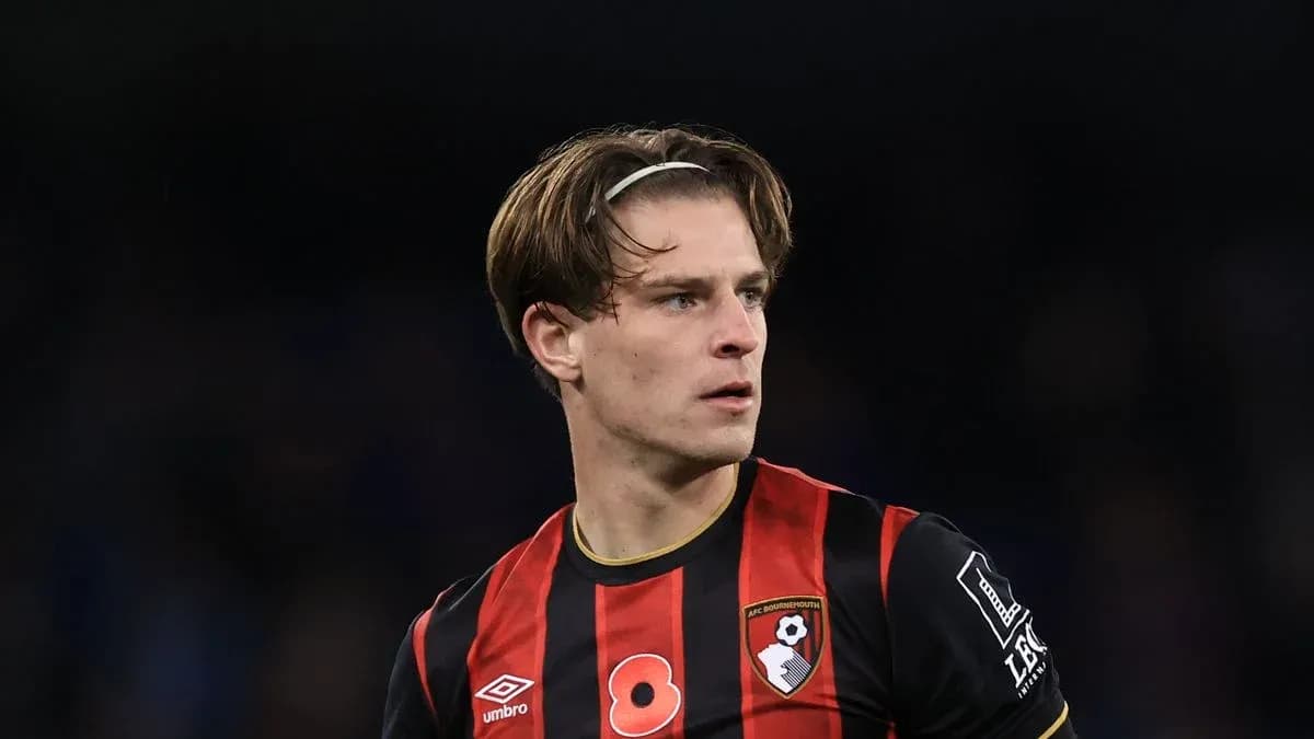 Игрок AFC Bournemouth в черно-красной форме на поле