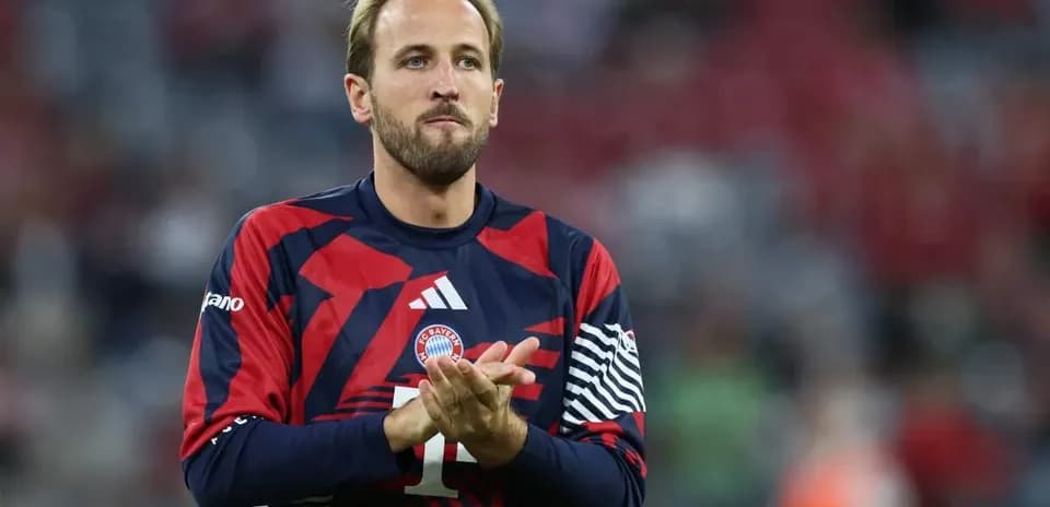 Игрок FC Bayern München аплодирует на поле