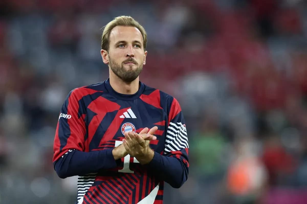 Игрок FC Bayern München аплодирует на поле