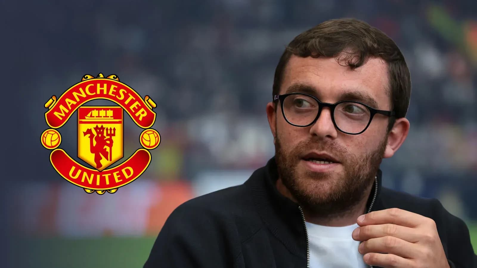 Человек говорит на фоне логотипа Manchester United