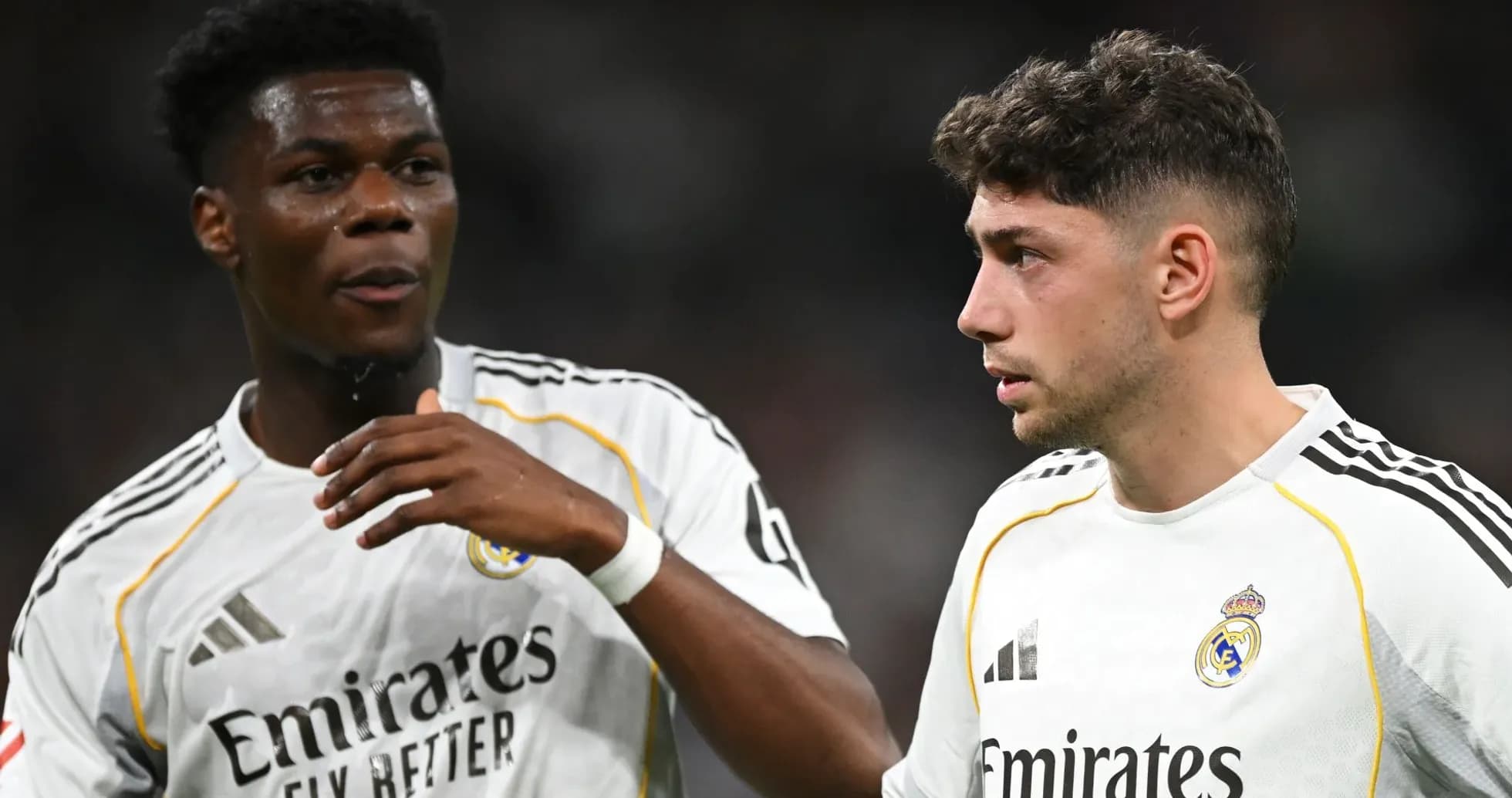 Игроки Реала обсуждают на поле во время матча