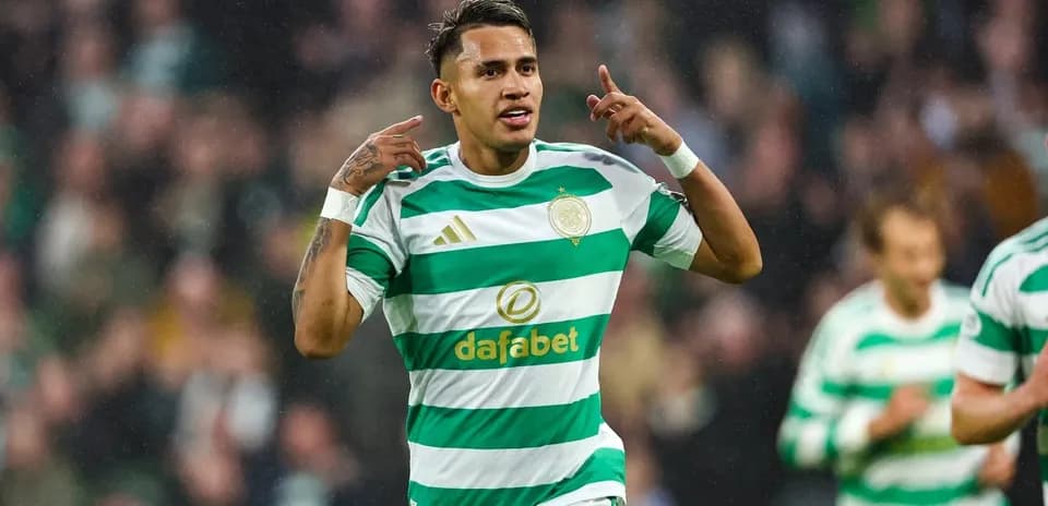 Игрок Celtic празднует гол на поле