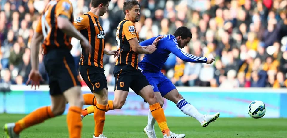 Игроки Chelsea и Hull City в борьбе за мяч