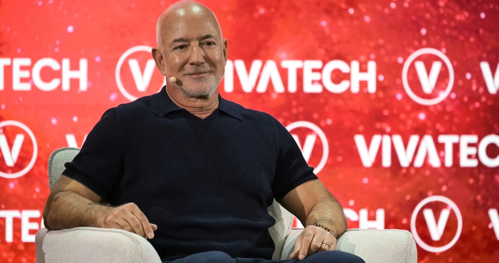 Человек на сцене перед логотипами Vivatech