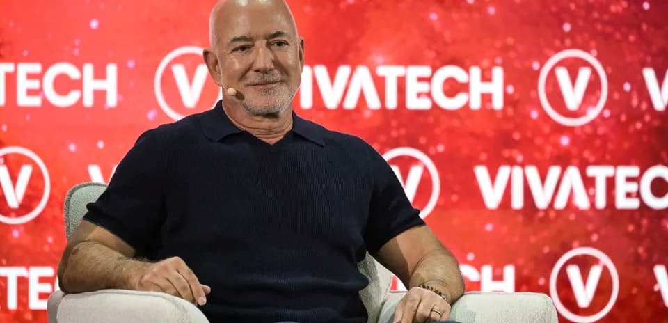 Человек на сцене перед логотипами Vivatech