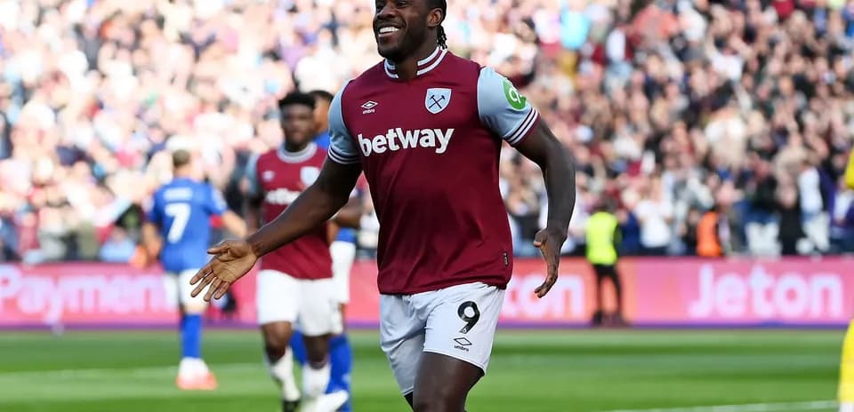 Игрок West Ham празднует гол перед зрителями