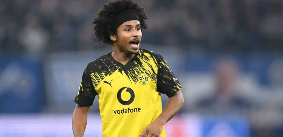 Игрок Borussia Dortmund на поле во время матча