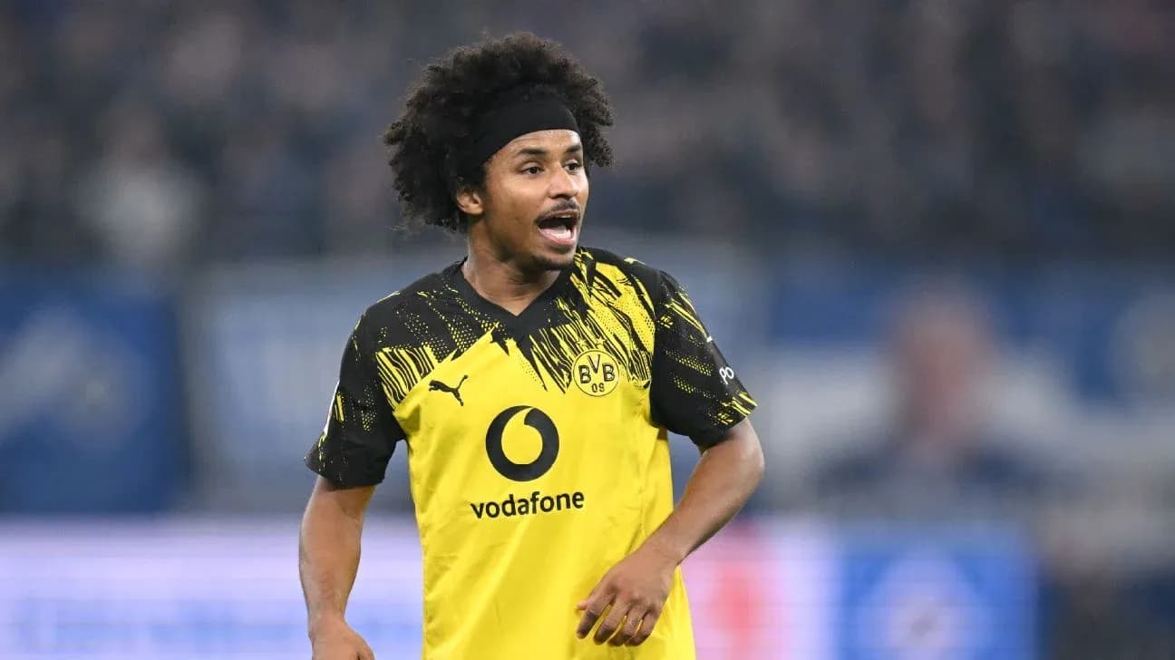 Игрок Borussia Dortmund на поле во время матча