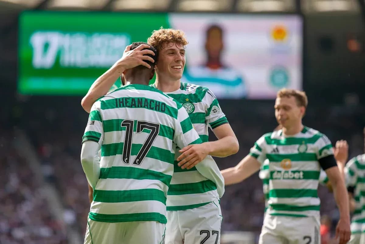 Игроки Celtic празднуют забитый гол на поле