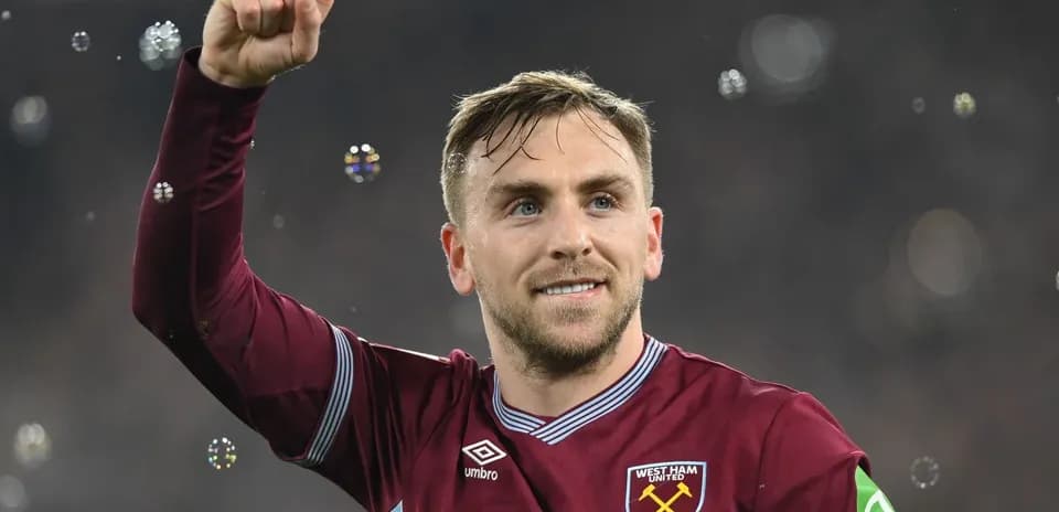 Игрок West Ham United поднимает руку после матча