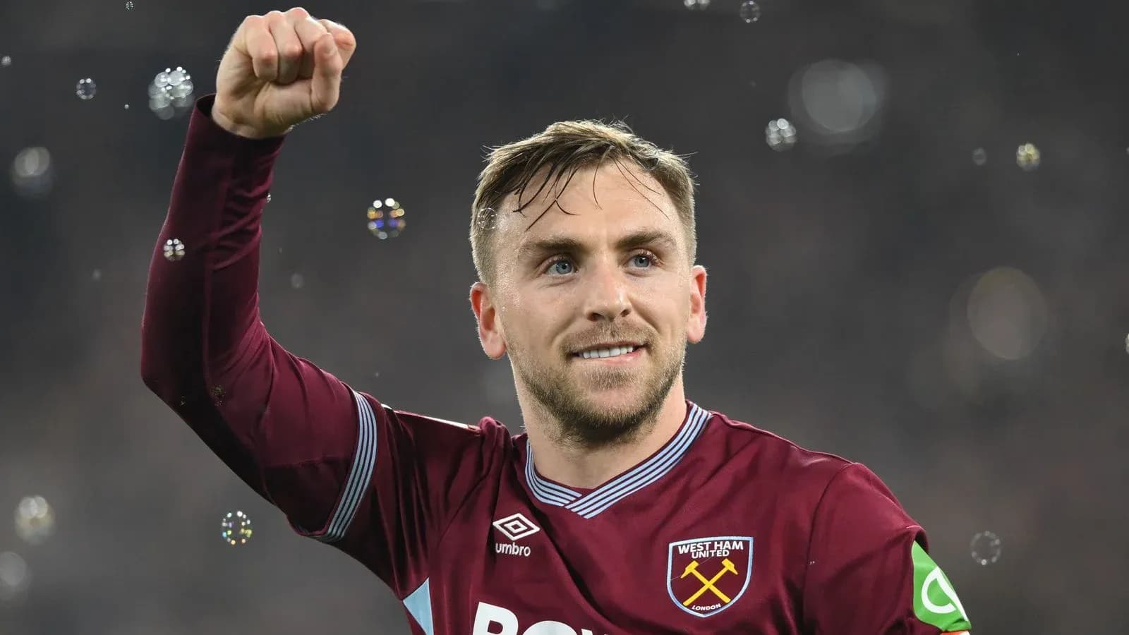 Игрок West Ham United поднимает руку после матча