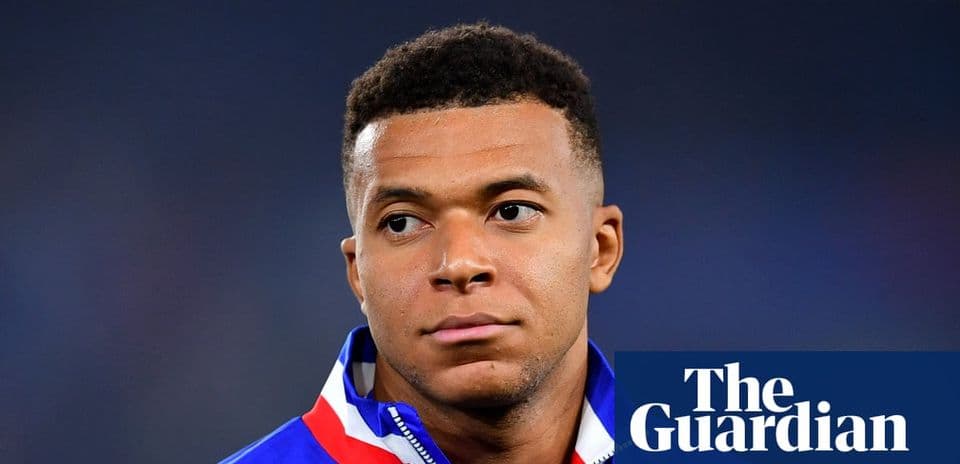 Футболист в форме сборной Франции на стадионе