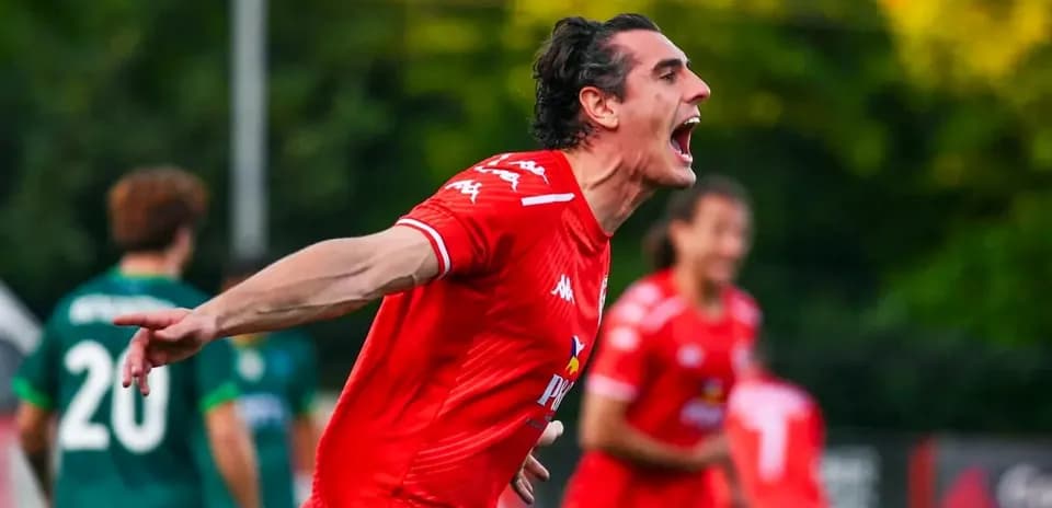 Игрок празднует гол в матче Сабуртало