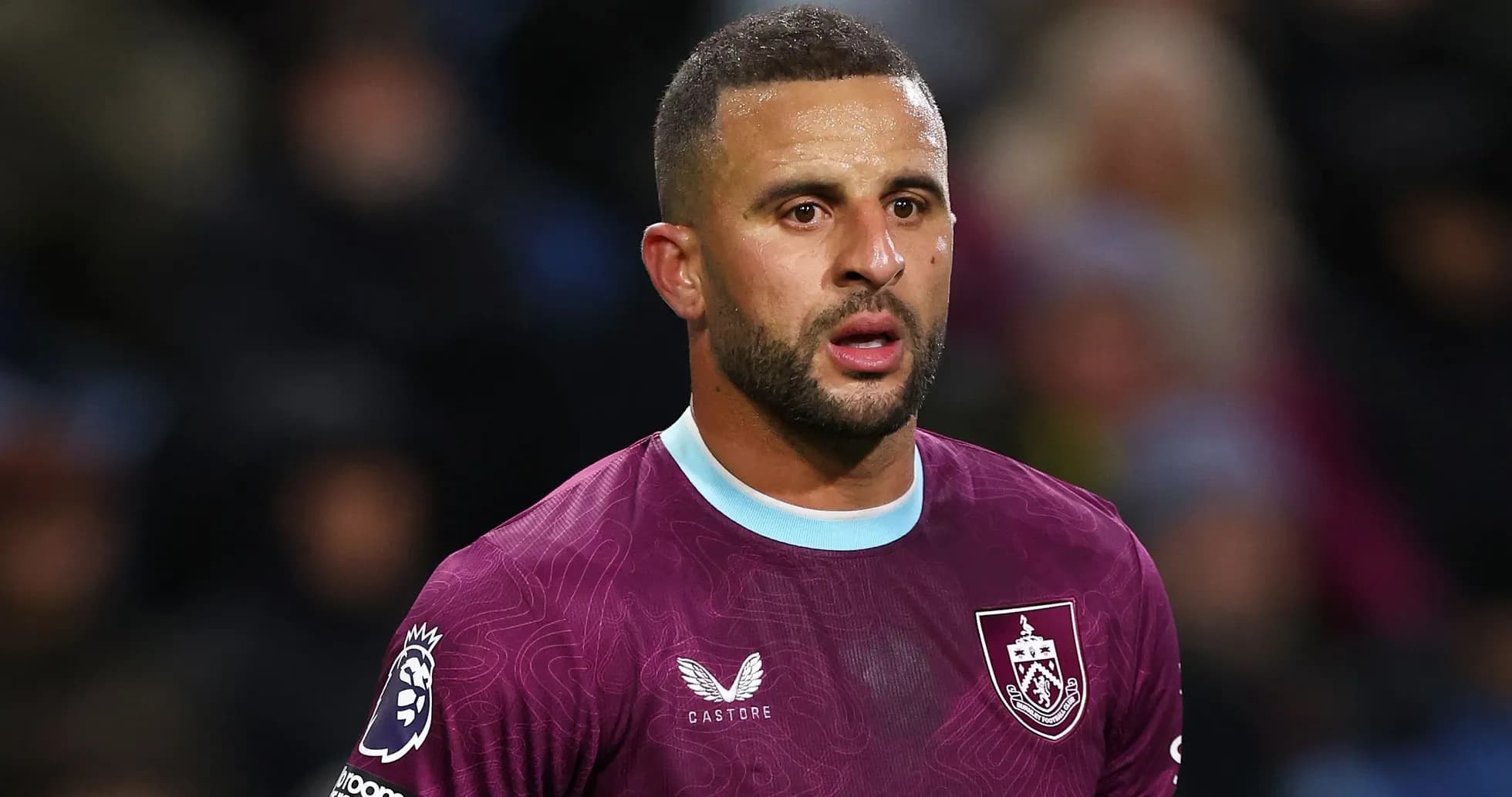 Игрок в форме команды Burnley на поле