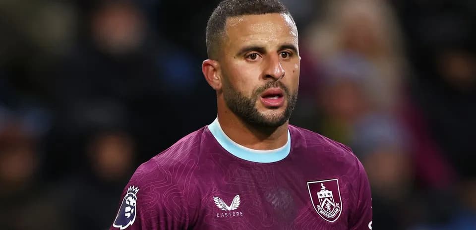 Игрок в форме команды Burnley на поле