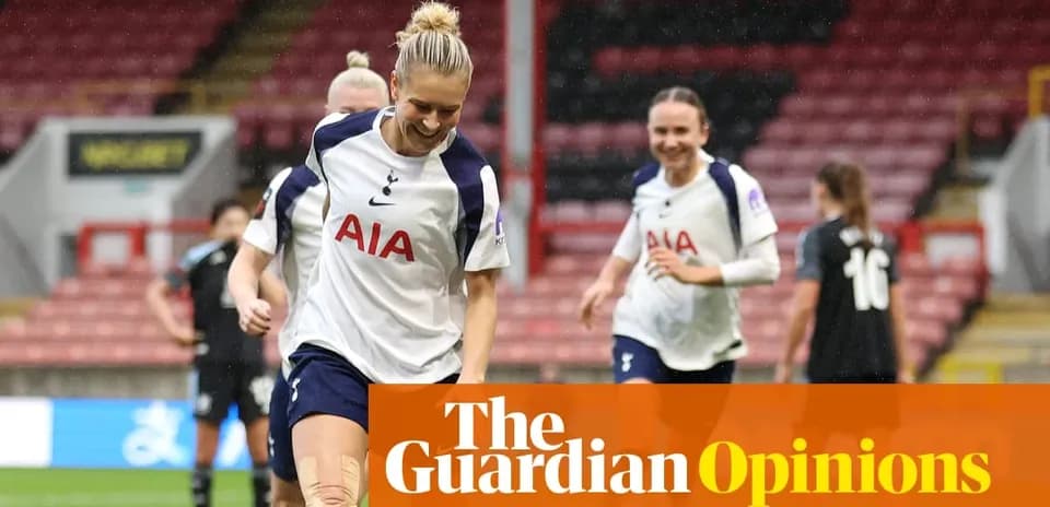 Игроки Tottenham празднуют на поле после матча