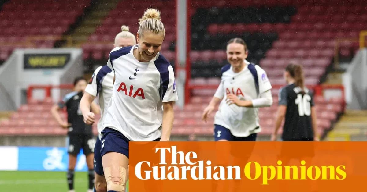 Игроки Tottenham празднуют на поле после матча