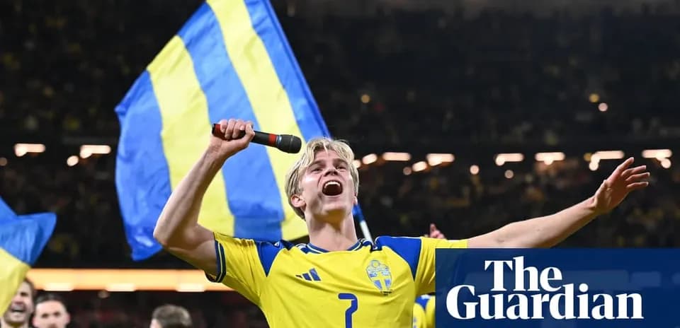 Игрок в желтой форме поет с флагом Швеции