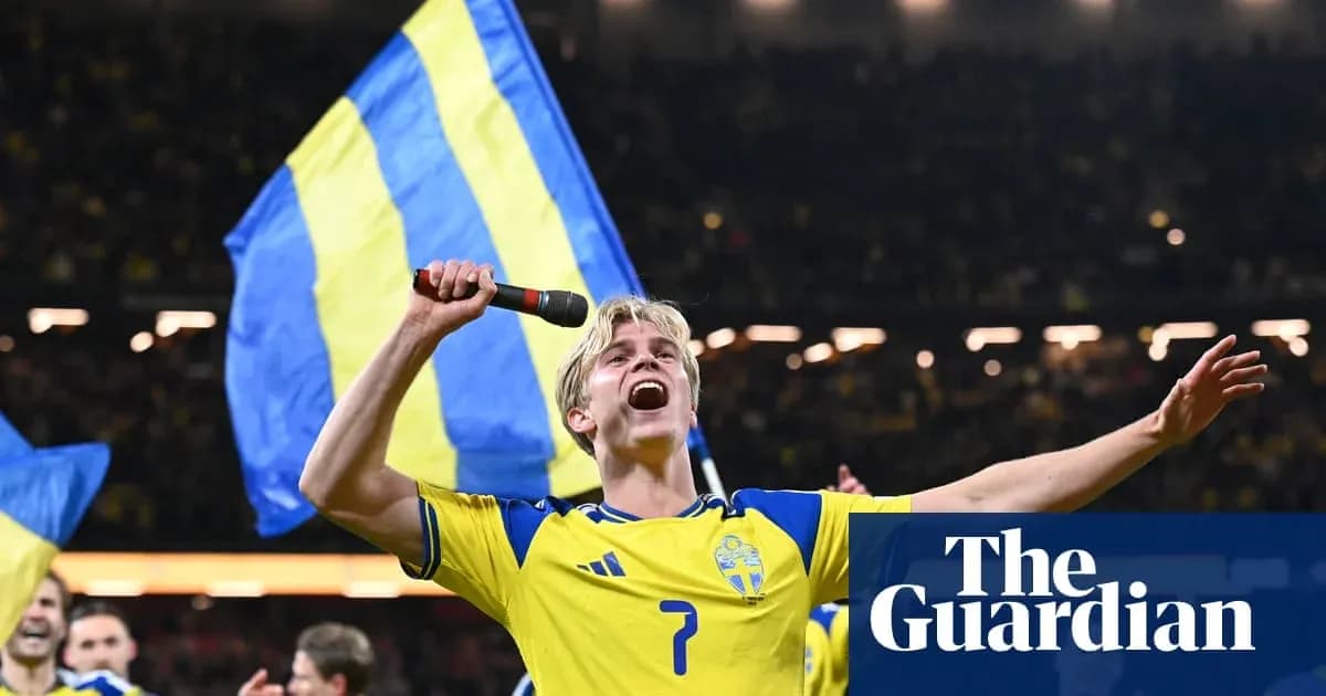 Игрок в желтой форме поет с флагом Швеции