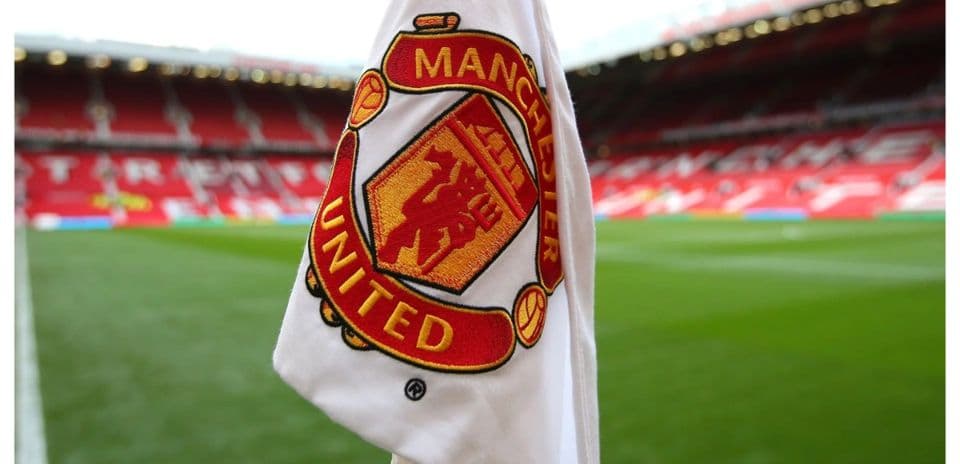 Знаменитый логотип Manchester United на стадионе