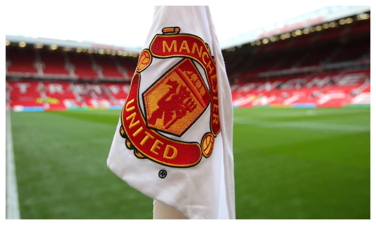 Знаменитый логотип Manchester United на стадионе