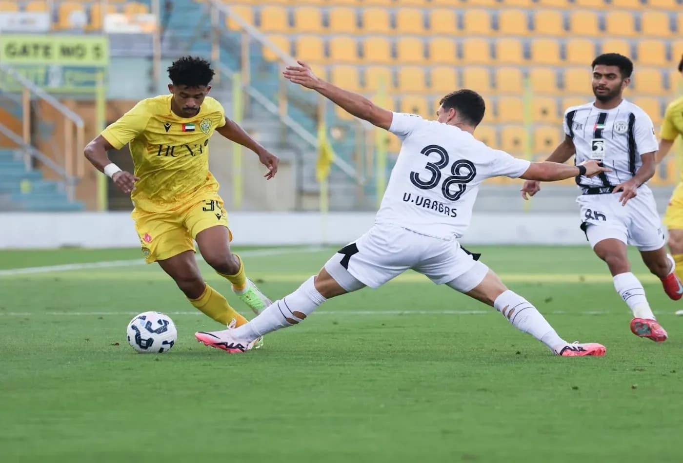 Игроки Al Wasl U23 и Al Jazira U23 на поле