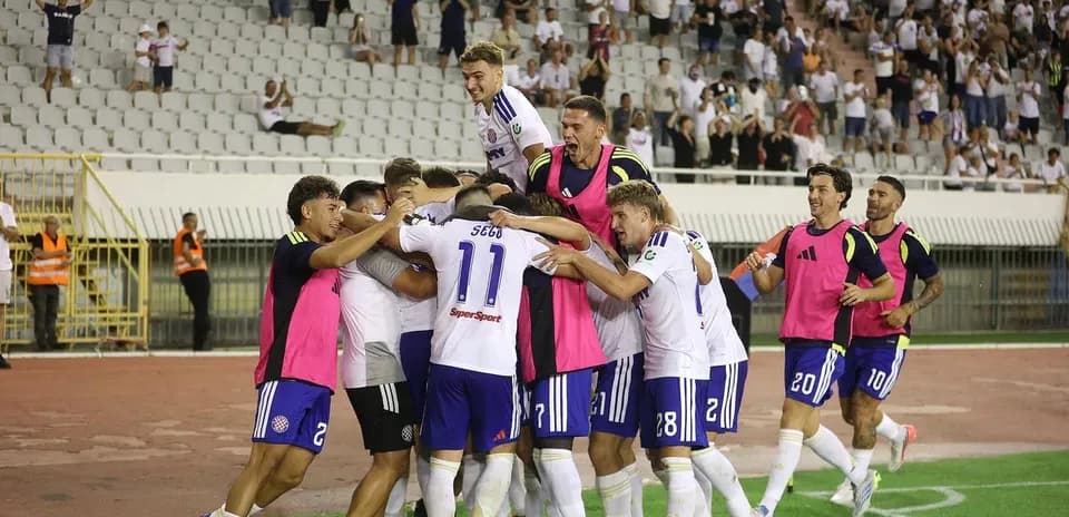 Игроки ХНК Хайдук празднуют гол