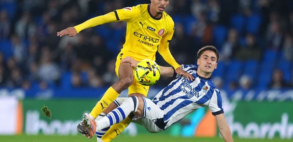Игроки Girona и Real Sociedad в борьбе за мяч