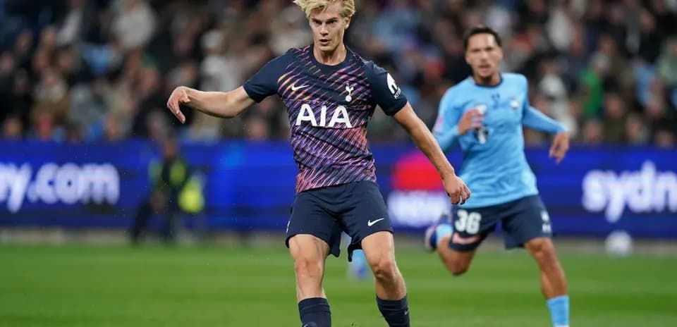 Игрок Tottenham делает пас во время матча